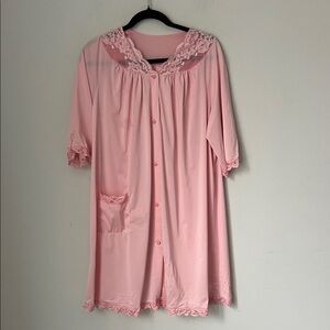 Vtg Shadowline Blush Pink Housecoat Robe • Lace Floral • Size M • Retro Chic ⚫️